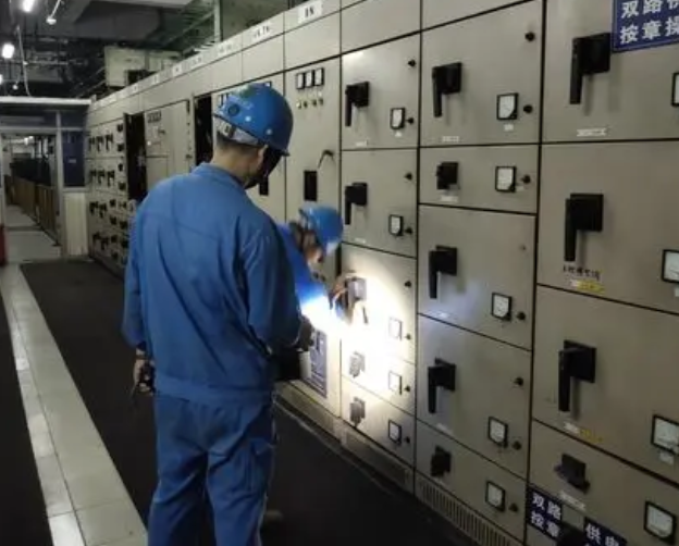 電工作業(yè)時應(yīng)穿什么鞋？