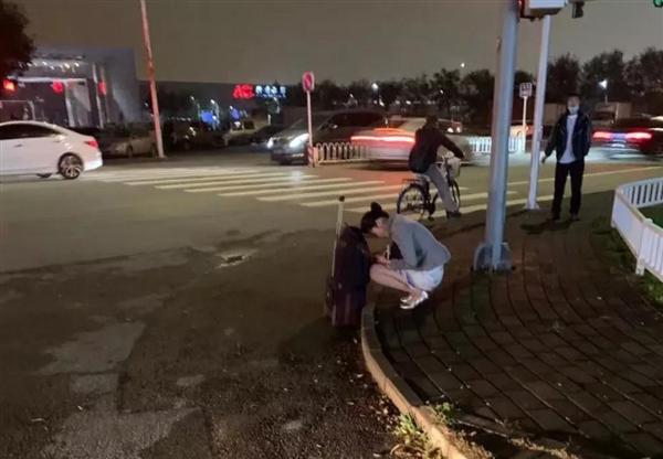 未及時換冬裝，海航空姐被凍瑟瑟發(fā)抖